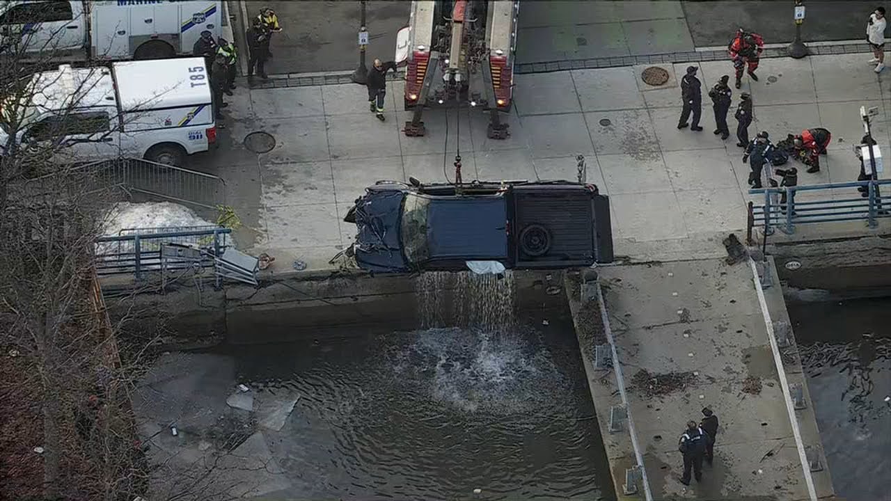 Pickup truck pulled from Delaware River in Penn’s Landing
