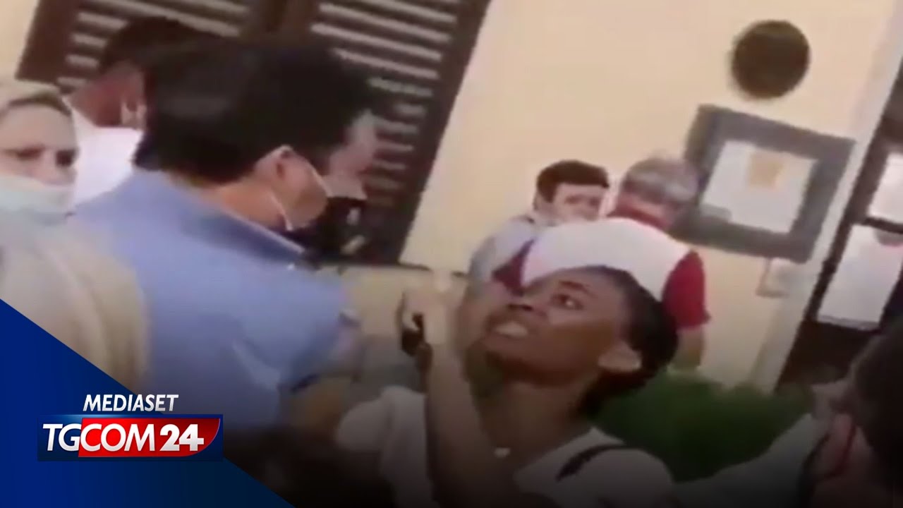 Il momento dell'aggressione a Matteo Salvini