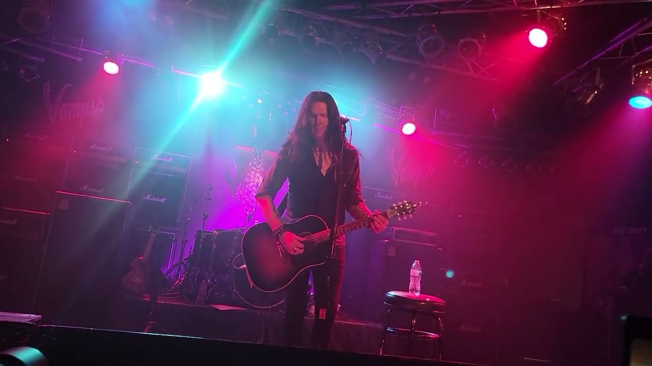 Todd Kerns Acoustic 6/4/2022 - Crowd sing along medley 1