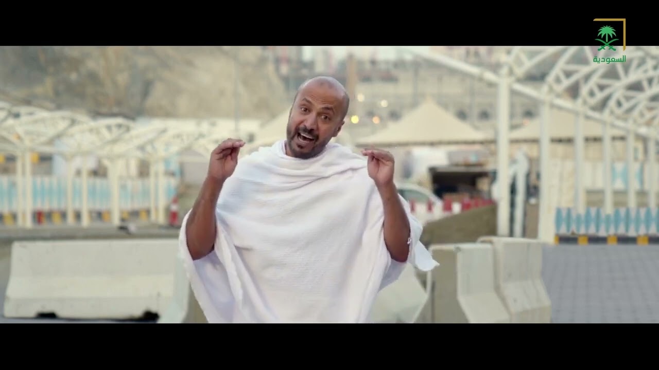 في وادي طوى وبعد أن بات -ﷺ-ومعه 100 ألف،اغتسل -ﷺ- ثم دخل للبيت العتيق، وأناخ راحلته عند باب بني شيبة