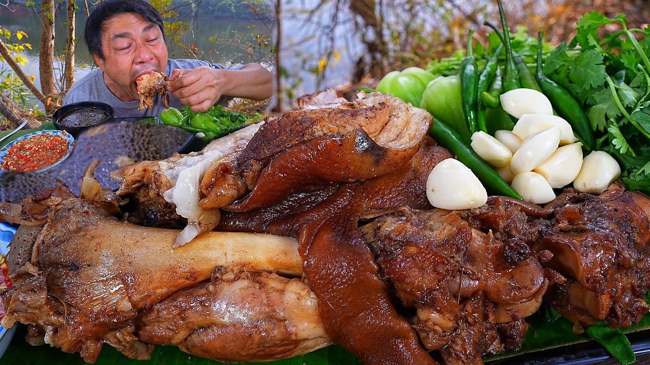 ขาหมูพะโล้ ขาใหญ่ๆ จิ้มซีฟู้ดรสจัดๆเผ็ดๆ แกล้ม พริกสด กระเทียมสด ลำเข้ากั๋นขนาดครับ -29-01-2023-