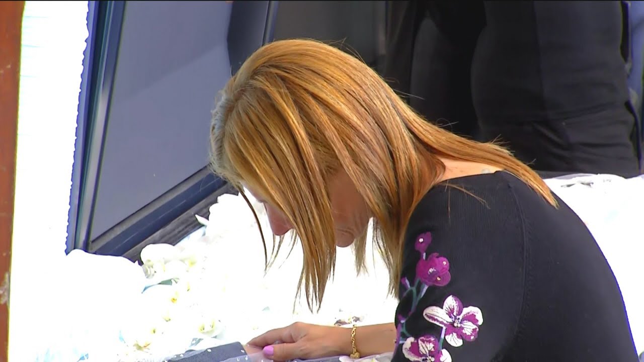 Mulher de Gugu Liberato se emociona ao arrumar corpo