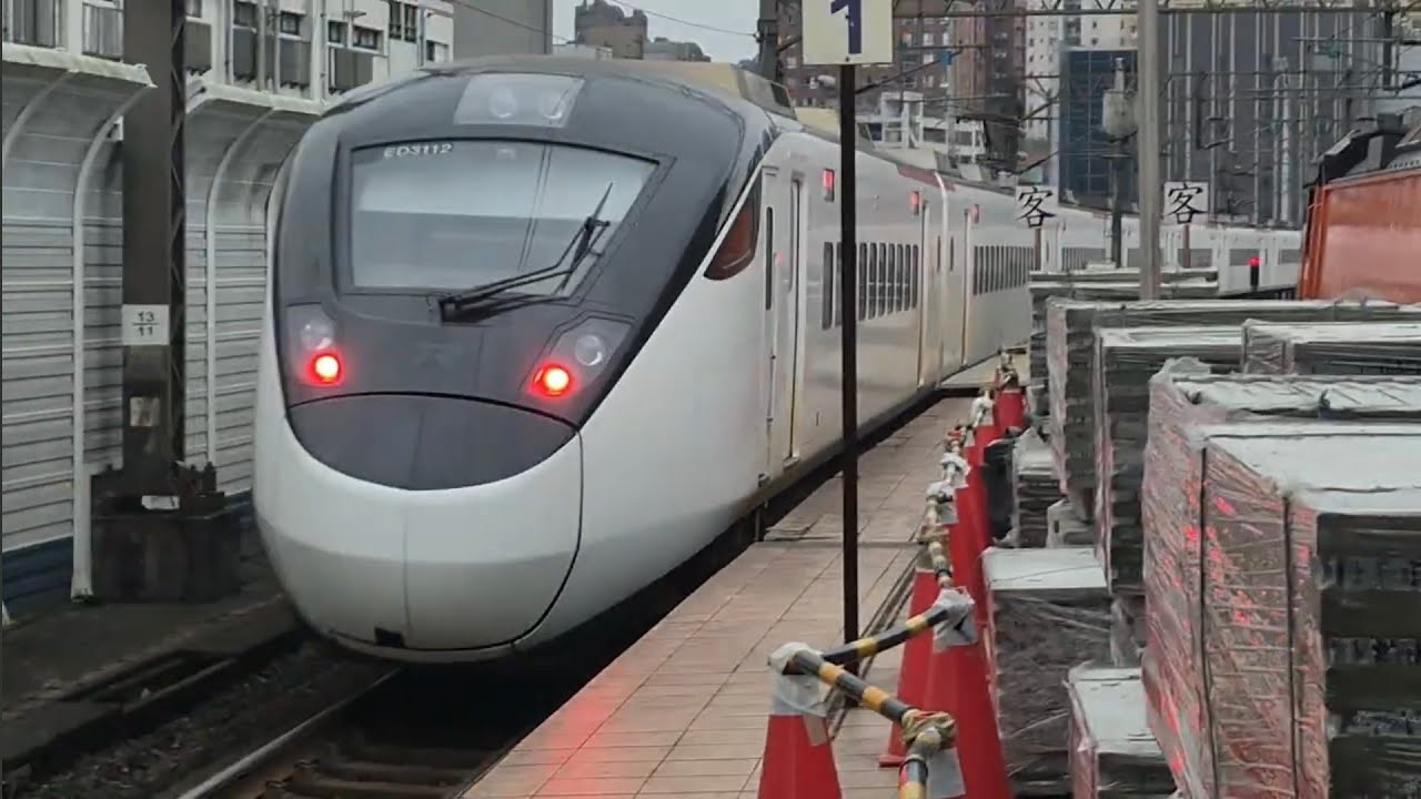 421次台東發車開往樹林的直達EMU3000型EMU3011皮蛋豆腐騰雲號紅色帶新城際自強號列車，和139次七堵發車開往潮州的E500型鳴日色金光牌E531+十二節PP車廂+E529推拉式PP自強號