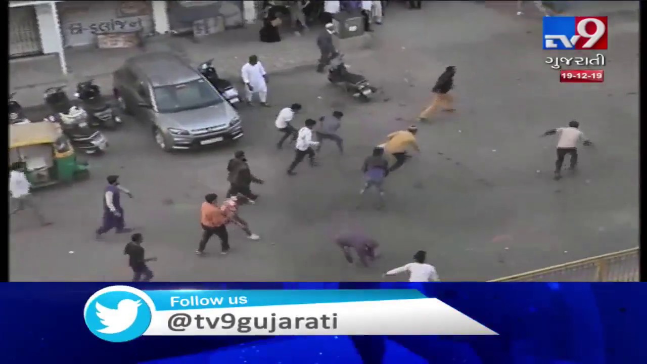 Anti-CAA protest in Shah-e-Alam area, Protesters pelted stones on Police van | Ahmedabad - Tv9