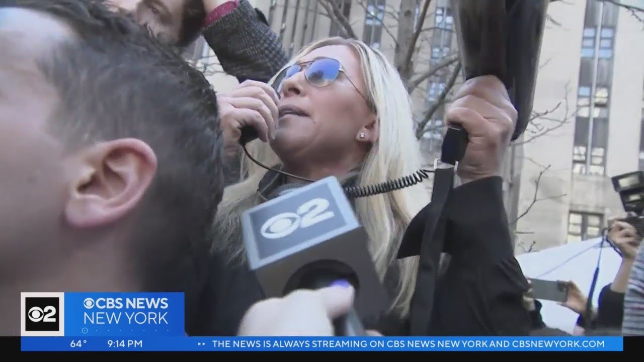 Political figures join dueling demonstrations outside Manhattan court