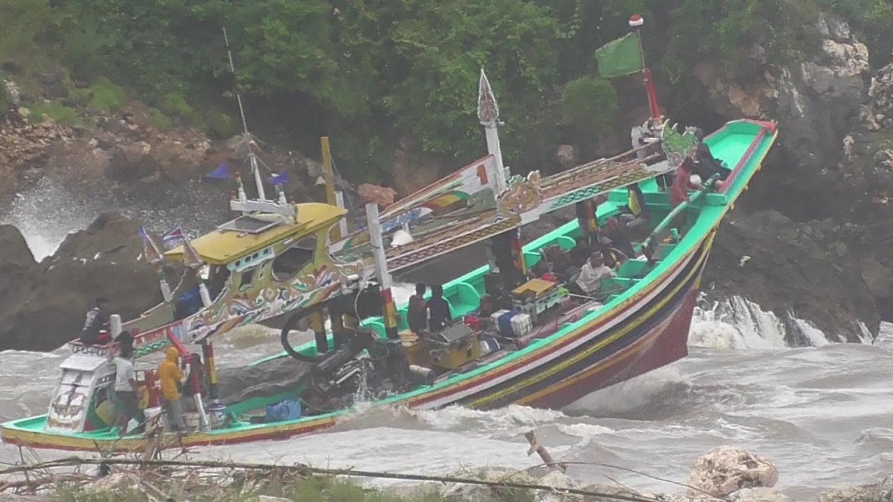 Rainbow Boat Hits Huge Waves, Passengers Terrified by the Waves