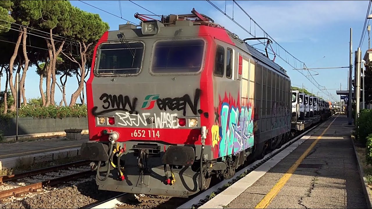 Treno merci trasporto auto con locomotiva Tigre E.652 in transito alla stazione di Pineto Atri