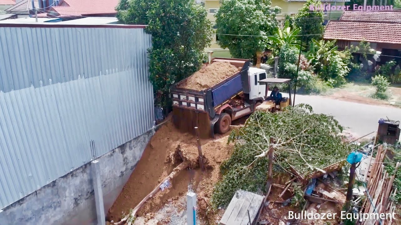 New Project!! Dozer D20 & Truck 5T pushing soil Pour dry soil into flooded soil on size 5mX15m.