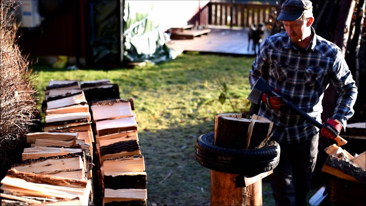 Splitting firewood. Vedkløyving med Heine.