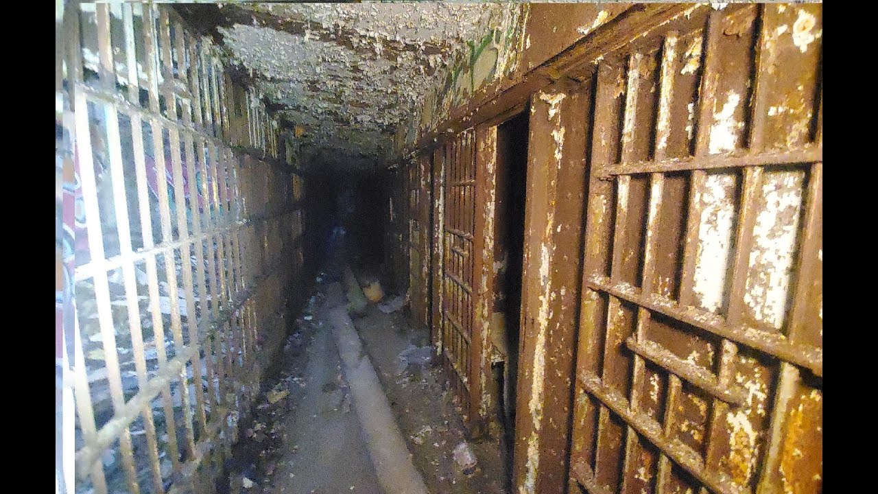 Explorando uma prisão Abandonada! Tinha gente morando la!