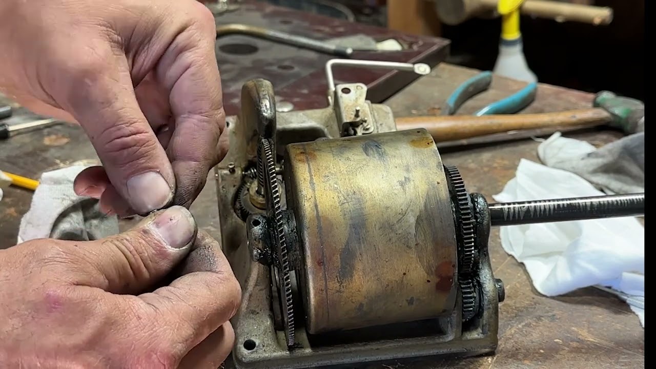 Victor Victrola model VV –IXa mainspring repair and governor replacement #Victrola