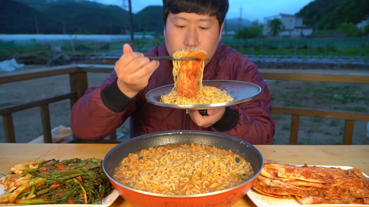 계란 5개 넣은 맛있는 신라면!! (Hot instant noodles with 5 eggs) 요리&먹방!! - Mukbang eating show