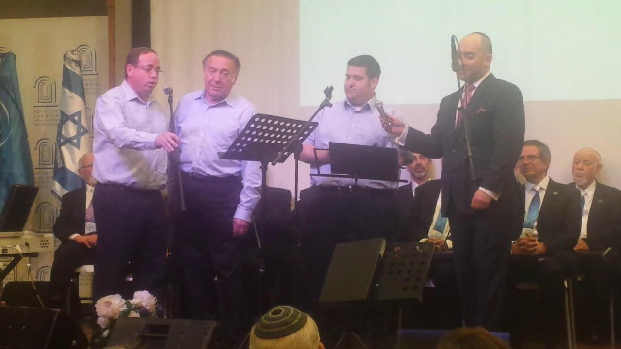 נתנאל נפתלי ומשפחת הרשטיק  בביצוע תפילת טל בסיום הקונצרט עם מקהלת החזנים הירושלמית