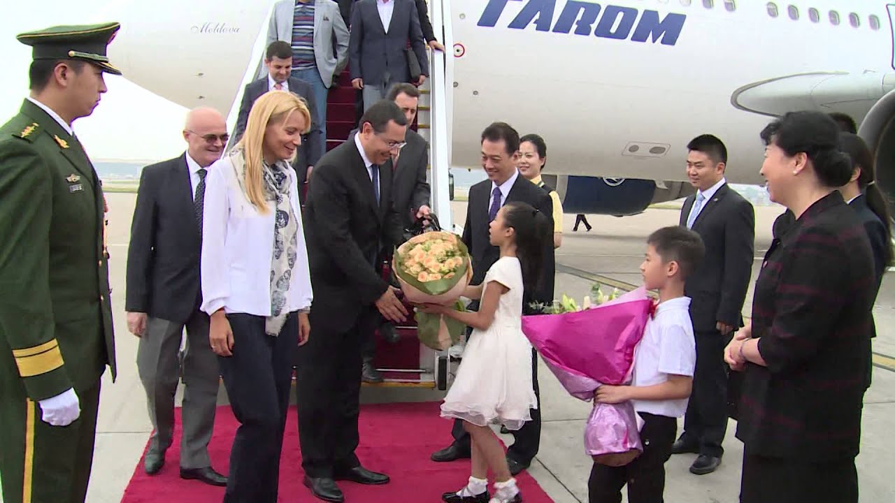 Beijing - China - Primirea oficială a premierului Victor Ponta pe Aeroportul din Beijing