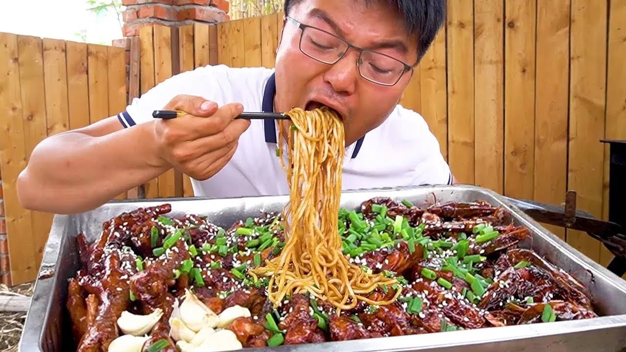4斤肉食焖3两面，大sao帮表弟挑战新品“黄焖面条”，一口下肚太香了！【徐大sao】