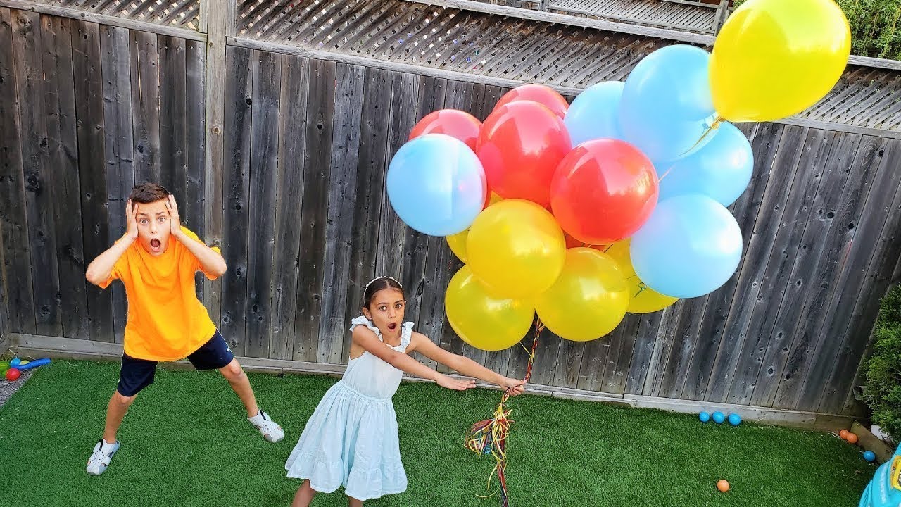 Heidi bebé juega con globos.  Niños inflan globos gigantes de colores!!