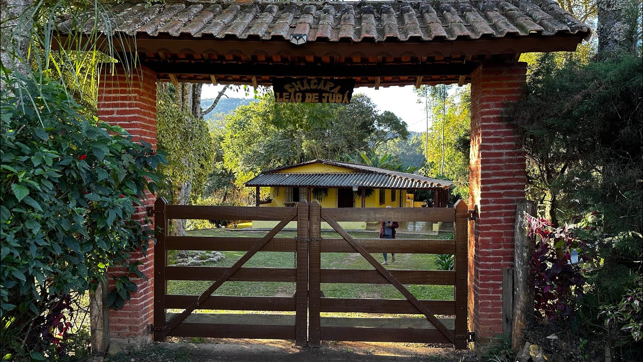 Chácara de 4.400 mts | 1.5 km do asfalto | Casa boa | Pomar | ESCRITURA em Senador Amaral MG