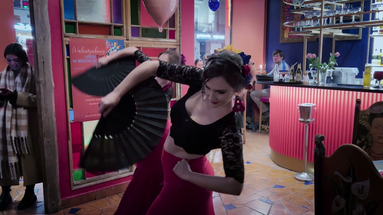 FCBD® Style fan dialect - The Siren Project - Iza & Kasia in Frida restaurant