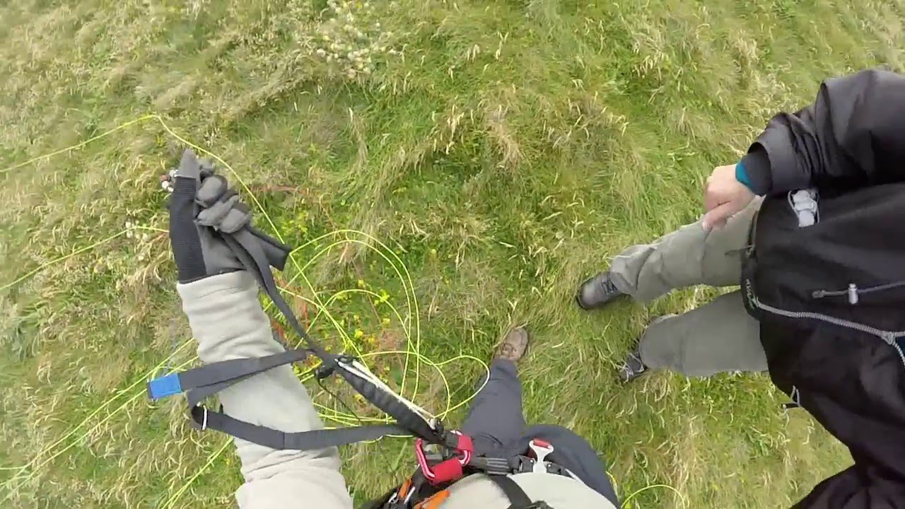 paragliding: too loose carabiner is a call for trouble !
