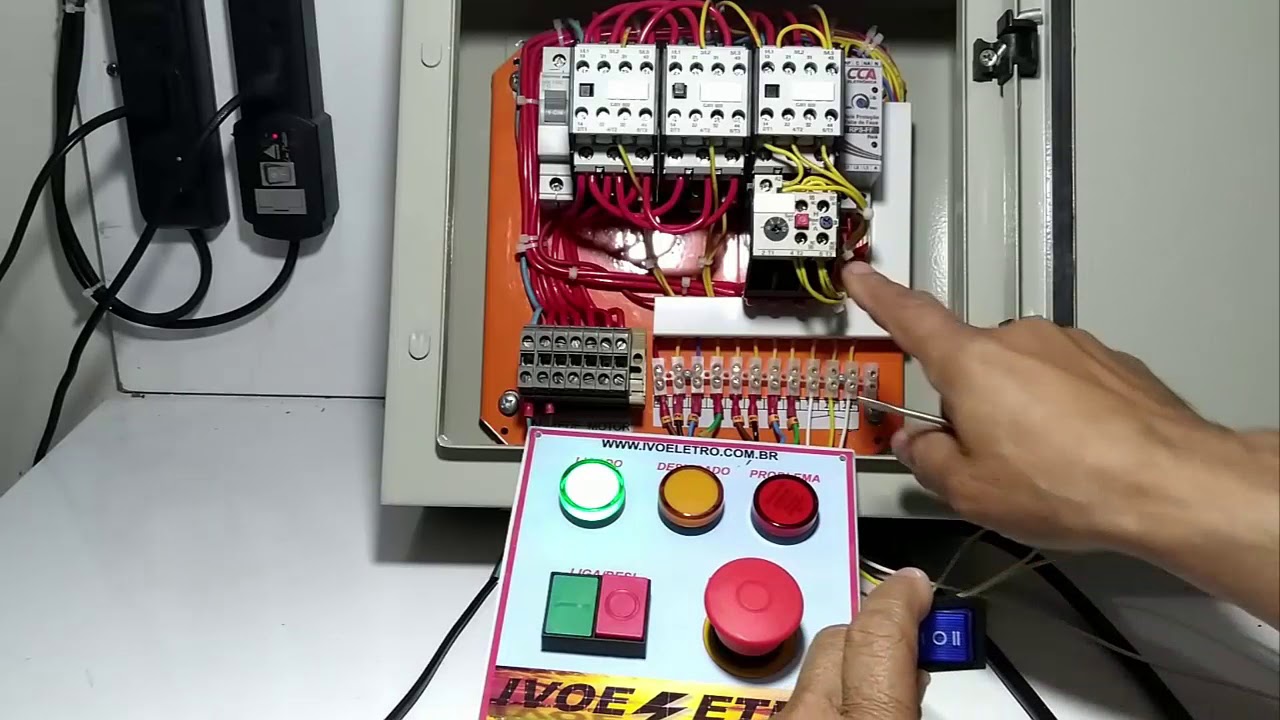 PAINEL DE COMANDO PARA TORNO MECÂNICO