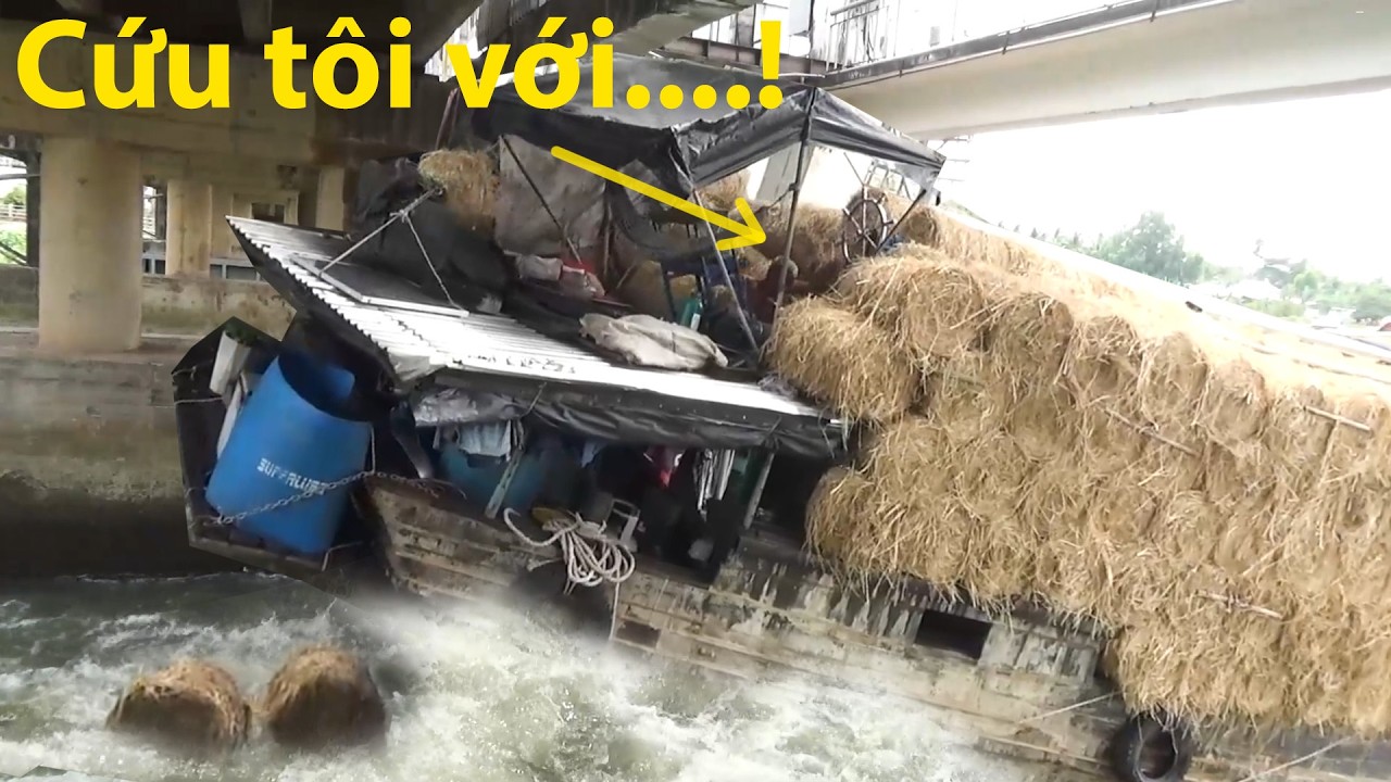 Tài công lái ghe rơm may mắn thoát nạn khi ghe đâm vào cống ngăn mặn