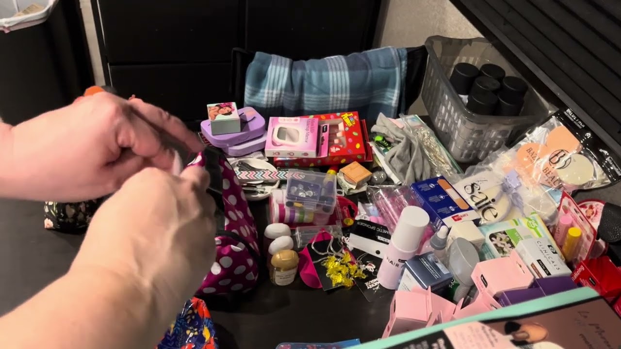 I have to clean out my makeup drawers and it’s now clean! Come with me! 