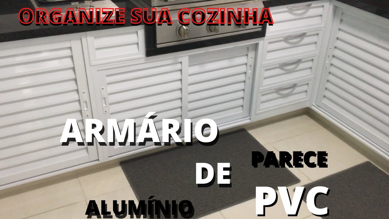 Portas e gaveteiros todos em alumínio com recuo para os pés parece PVC.
