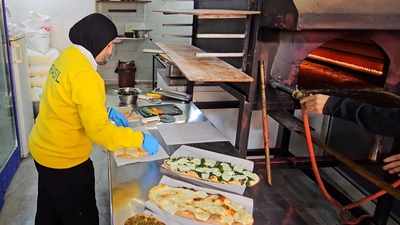 مناقيش بيروتية لبنانية شهية من فرن راس بيروت في منطقة المنارة/ Lebanese Manakish