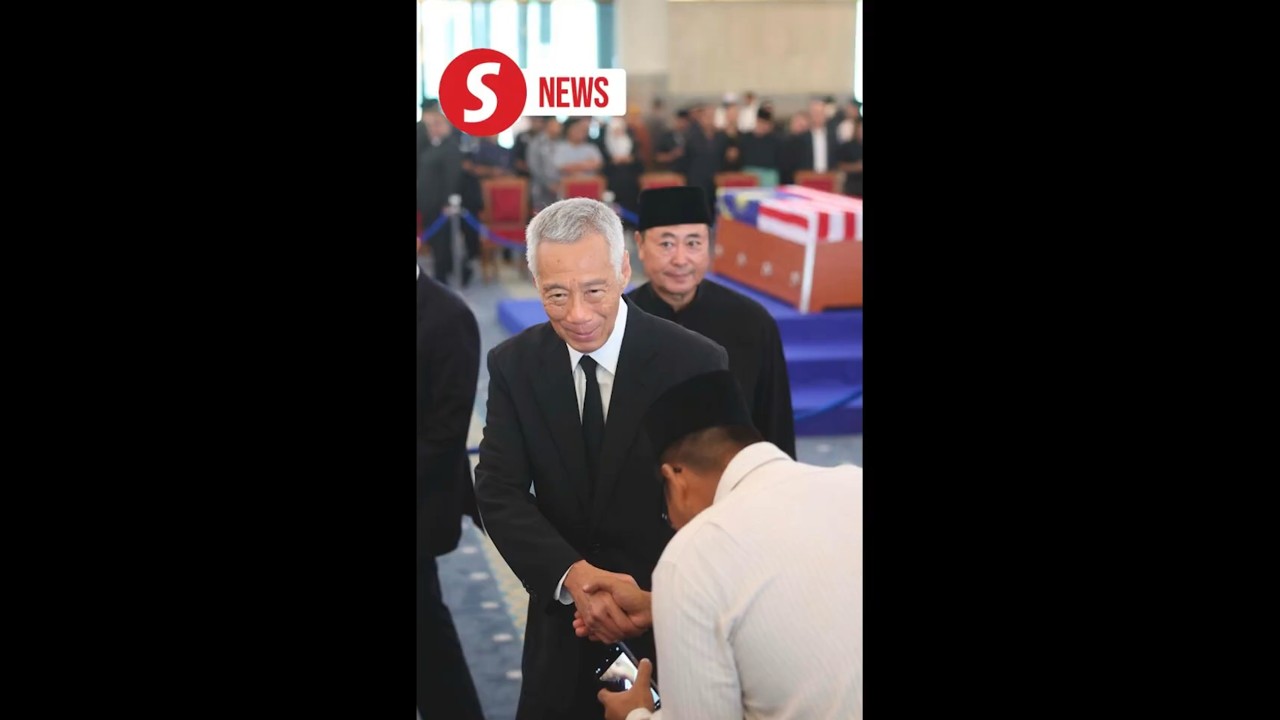 Former Singapore PM Lee pays respects to Pak Lah