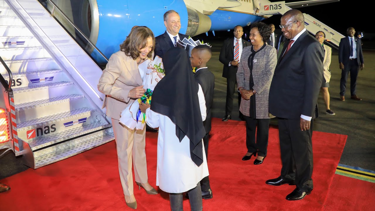 ANGALIA JINSI MAKAMU WA RAIS WA MAREKANI ALIVYOTUA NCHINI NA KUPOKELEWA NA MAKAMU WA RAIS TANZANIA