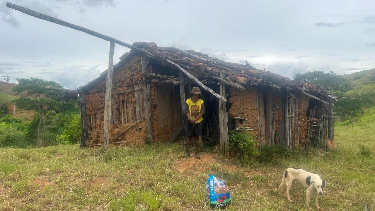 UMA CASINHA DE TAIPA CENTENÁRIA, SERÁ QUE ALGUÉM MORA NELA 
