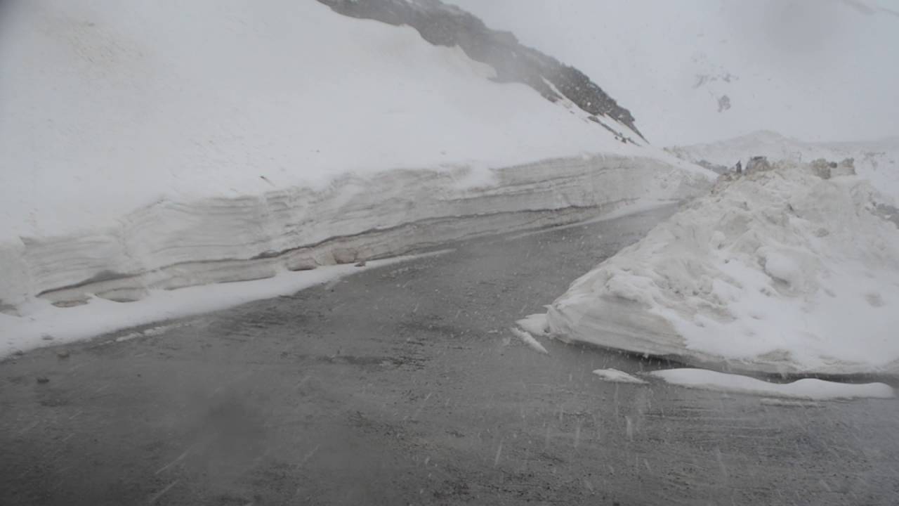 Sinthan Top (Kashmir) in May,  Live Snowfall - 5 May 2016