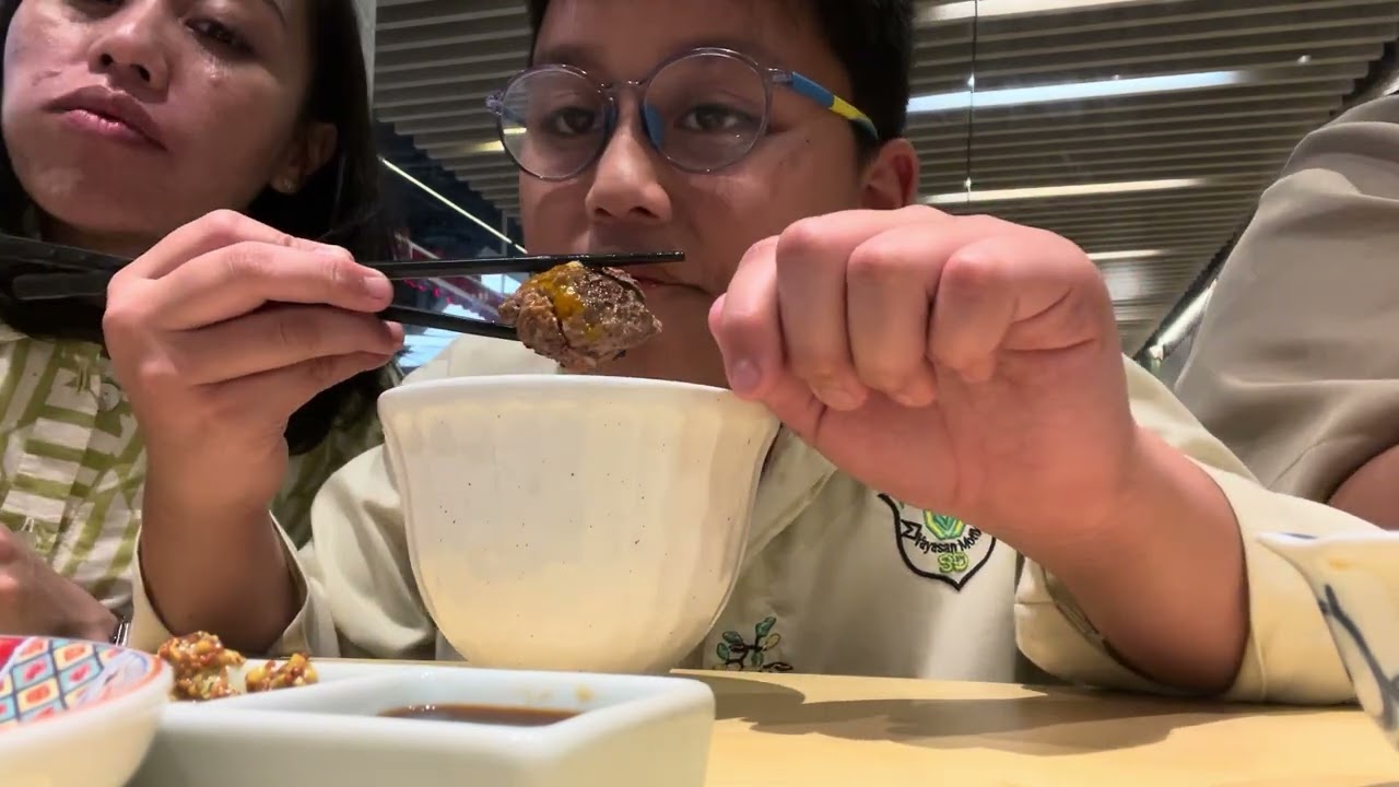 let’s eat egg with hamburg