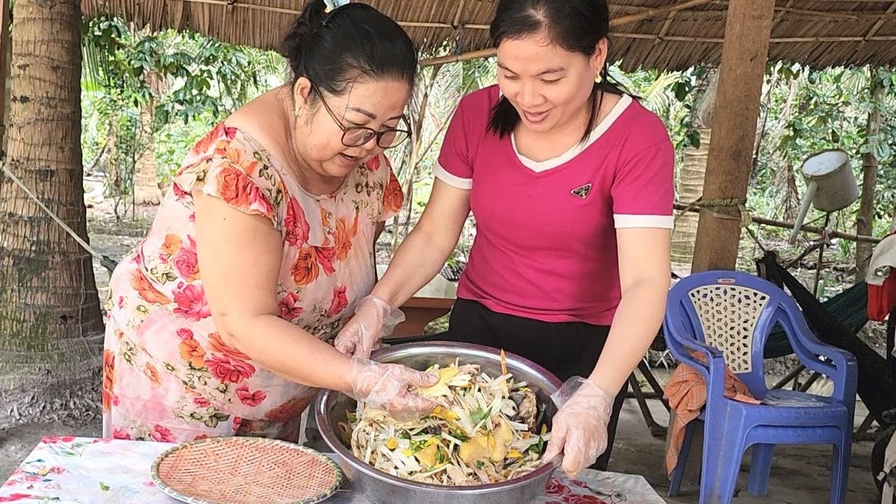 Giòn Rụm với Món Cháo Gà Gỏi Ngó Sen 2 Mẹ Con Tranh Thủ Làm Cho Gia Đình Ăn Giải Cảm | BQCM & Family