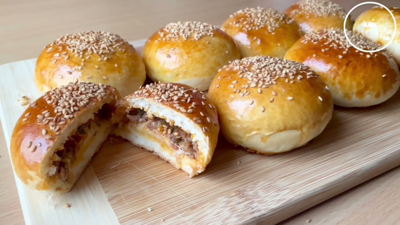 Cheesy stuffed burger buns 🍔🧀 /  فطائر البرغر بالسمسم قطنية و محشوة  / Bite It