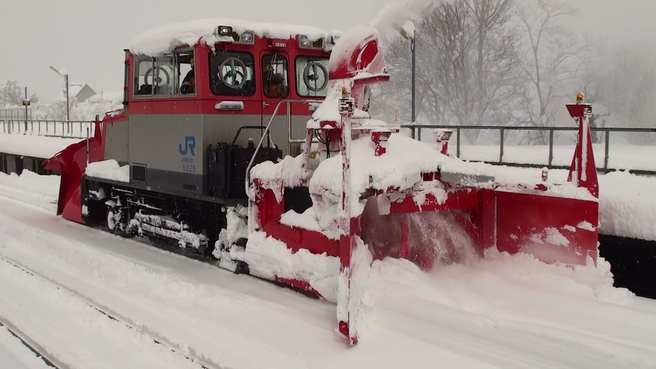 [Heavy Snowfall] 雪に埋もれた城端駅 排雪モーターカーの除雪作業 2012.2.18