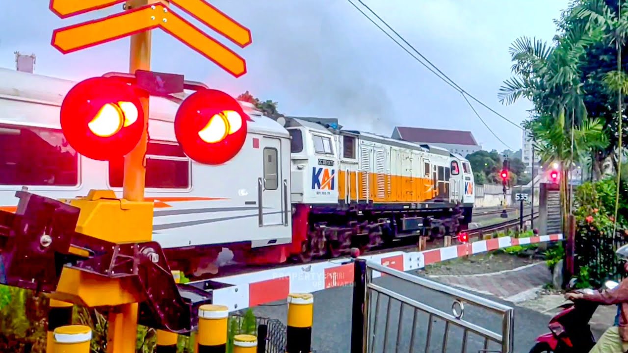 RAILROAD CROSSING !! 4 Palang Perlintasan Kereta Api Bogor Cat Kuning | 1 Palang Baru Belum Aktif