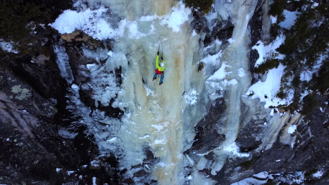 Ice climbing in Quebec,Escalade de glace au Quebec, Mammouth 170m, WI6, A1 (M7)