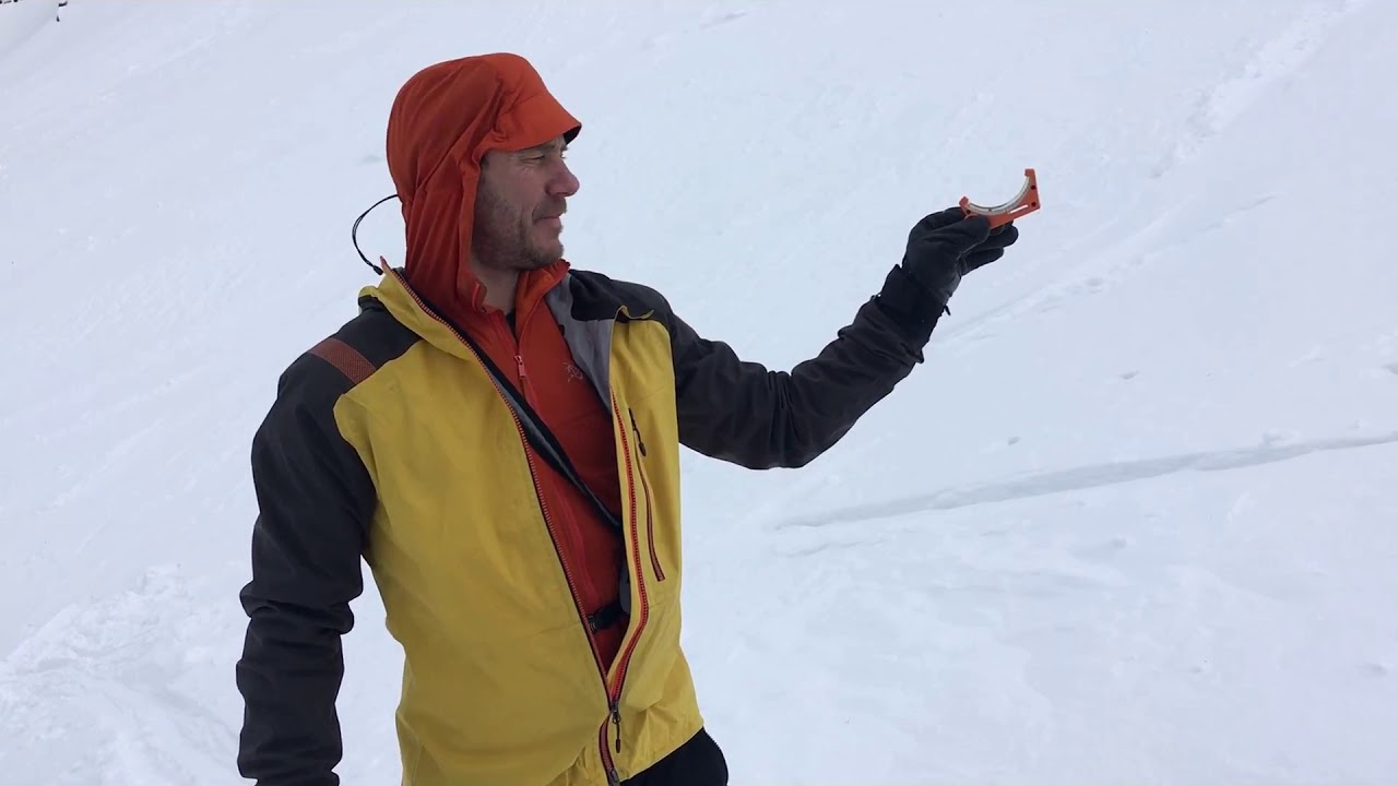 Measuring slope angle on a ski tour