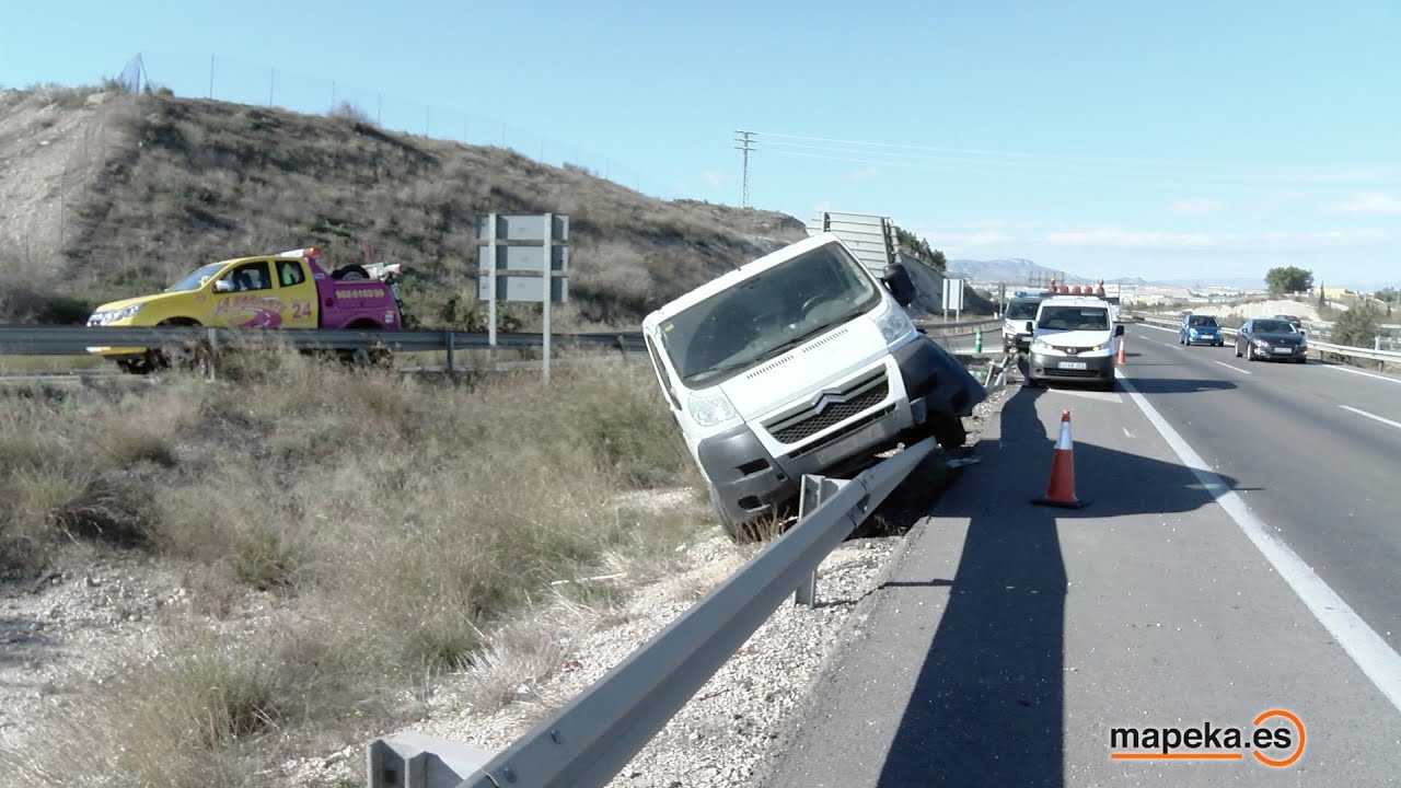 RESCATE FURGONETA ACCIDENTADA EN LA AUTOVIA. ACTUACION IMPECABLE GRUAS LA VARIANTE