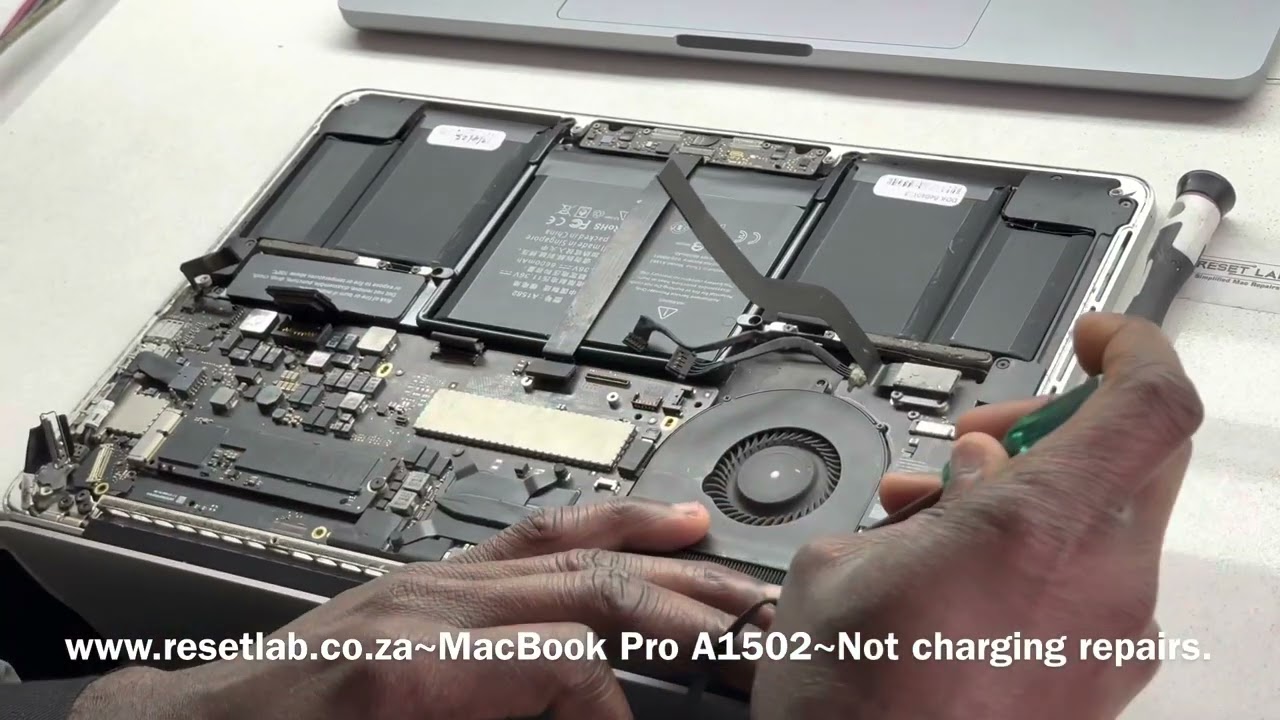 MacBook Pro A1502: Does not charge