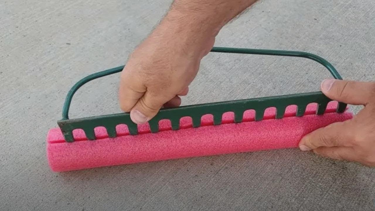 Encaixe um macarrão de piscina no ancinho e veja esse truque genial para o quintal!