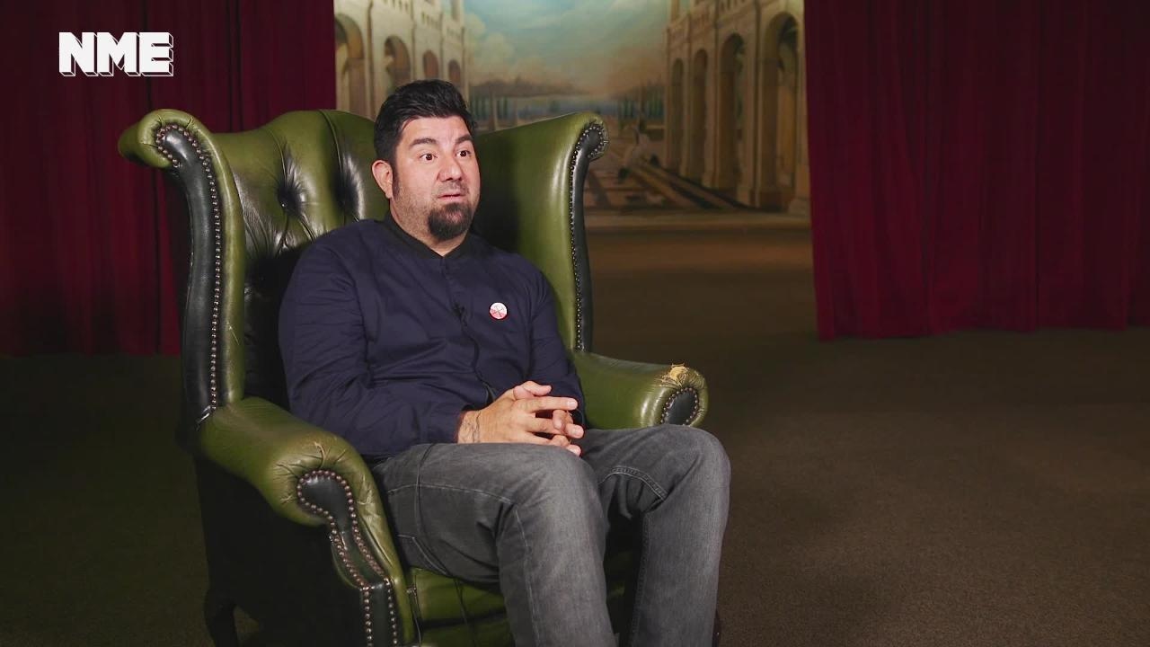 Чино Морено из Deftones рассказывает, почему ему нравится «Turn On The Bright Lights» группы Inte...