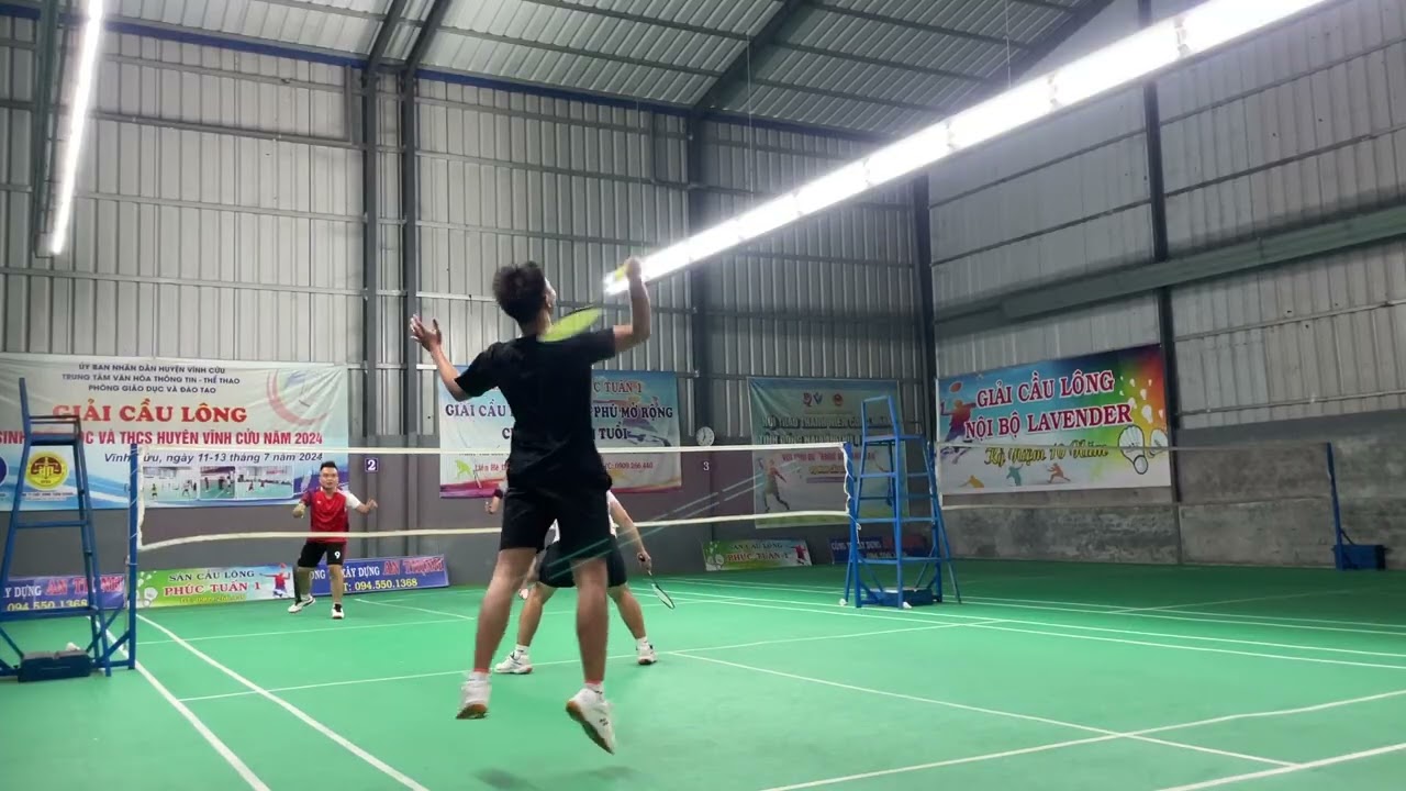 Cầu lông đôi trẻ đánh quá hay khiến đôi già thua tan nát