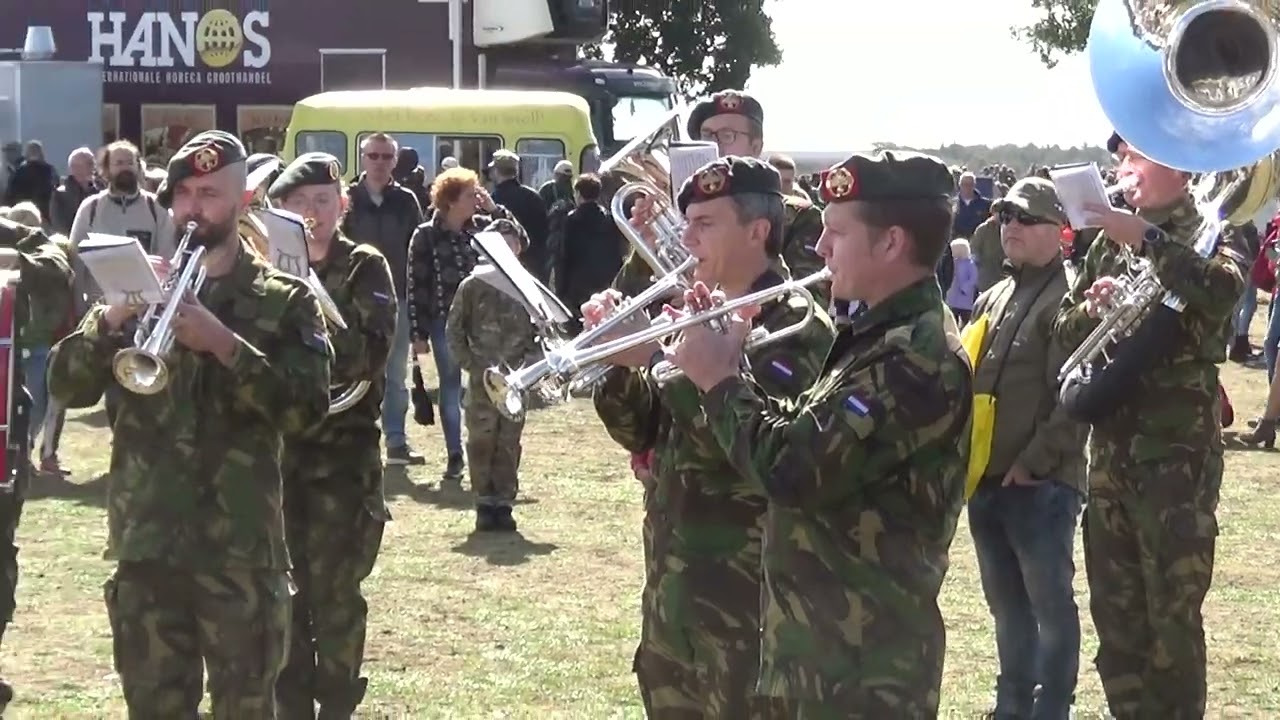 Regimentsfanfare Grenadiers en Jagers geven concert op Airborne Markt bij de Ginkelse Heide deel 1