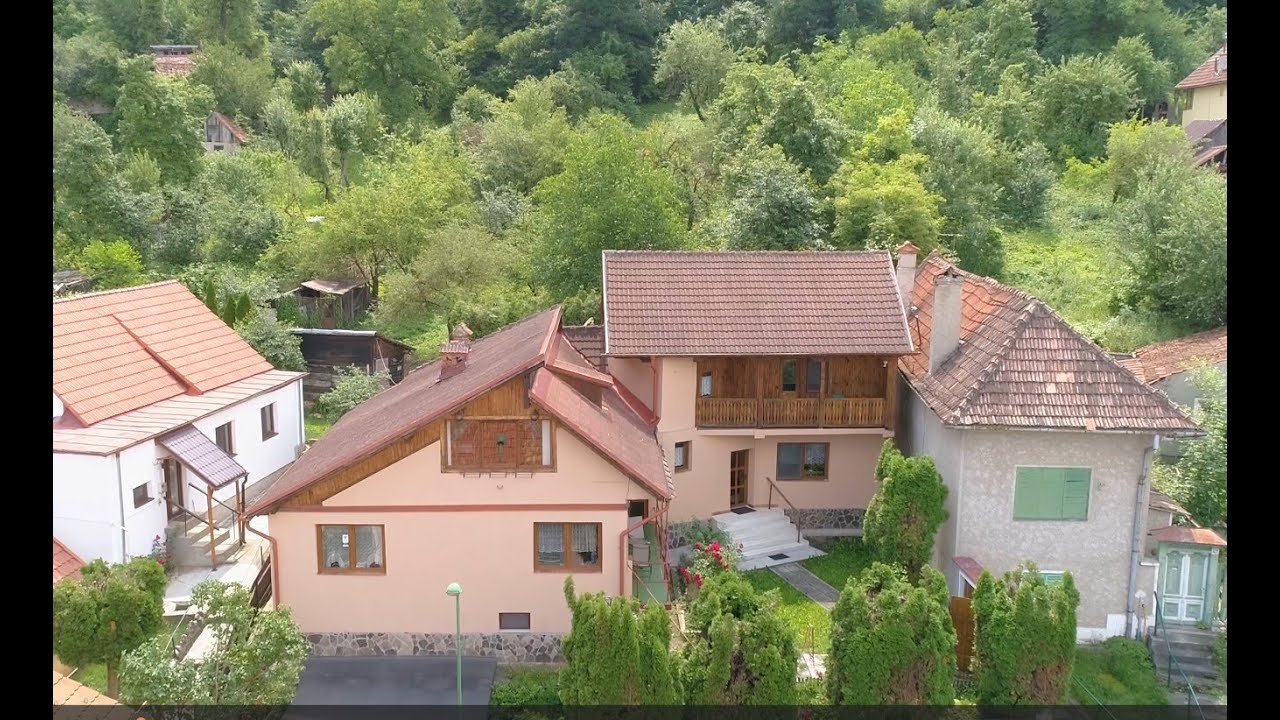 Singură în curte în Șcheii Brașovului! Casă spațioasă cu teren generos