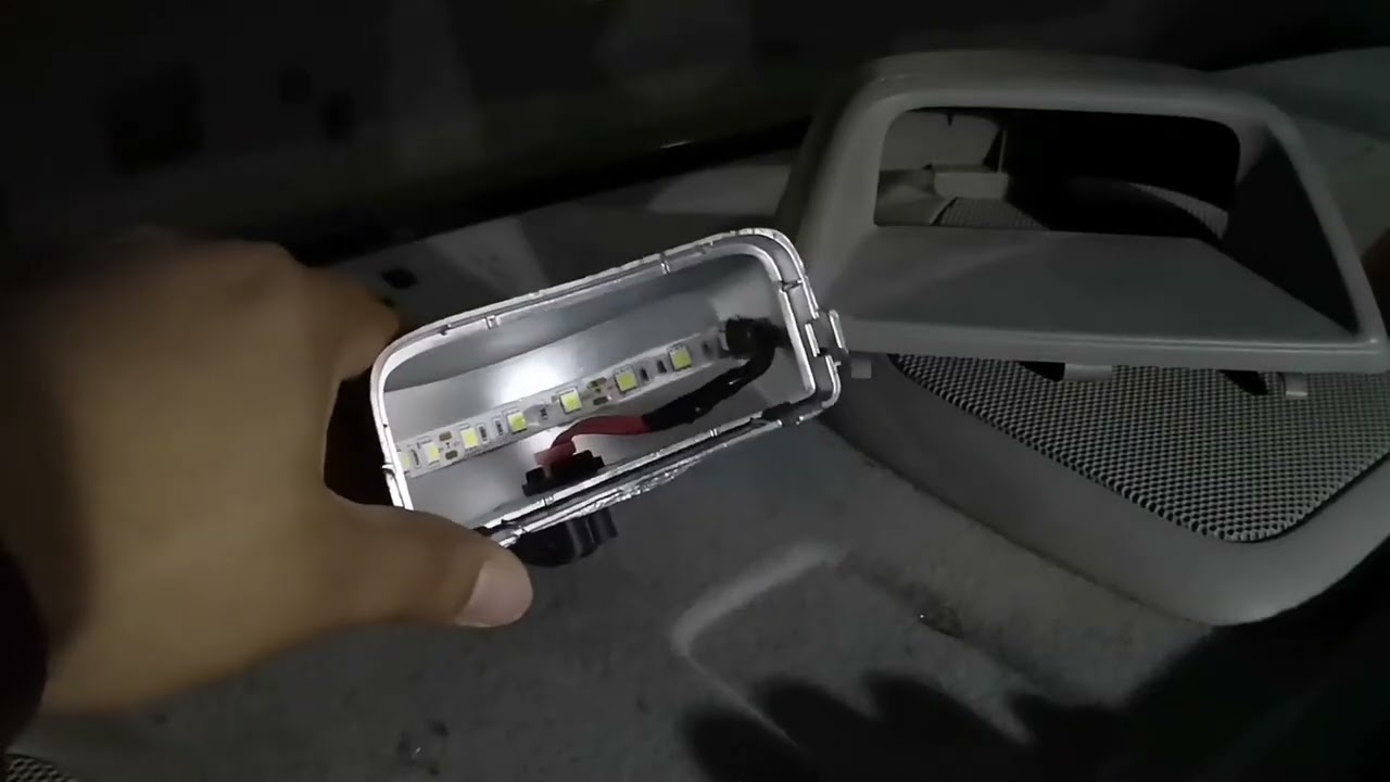 Cambiando luz de stop sentra 04