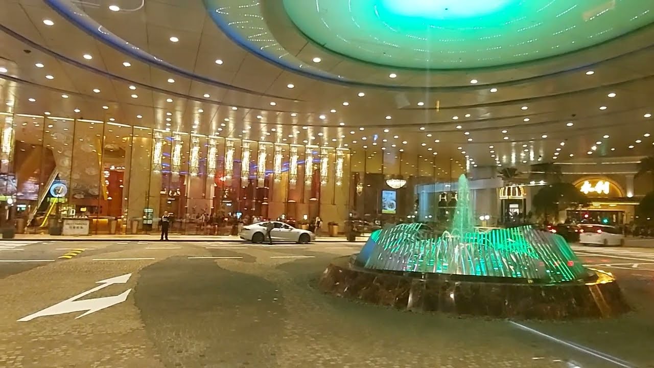what a beautiful place/macau at night 🌙/destination@Crown 👑 plaza hotel for a buffet 😋 😀 😍 👌