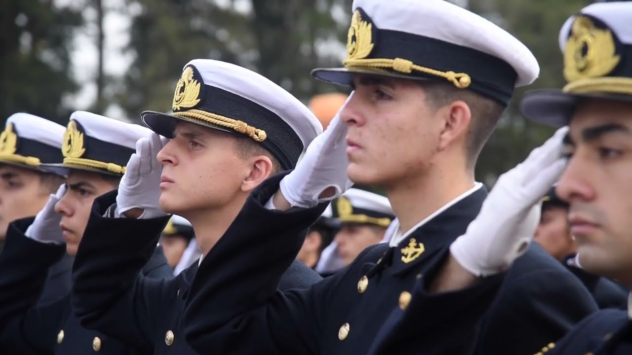 Entrega de uniformes y couteaux a cadetes de la Escuela Naval Militar