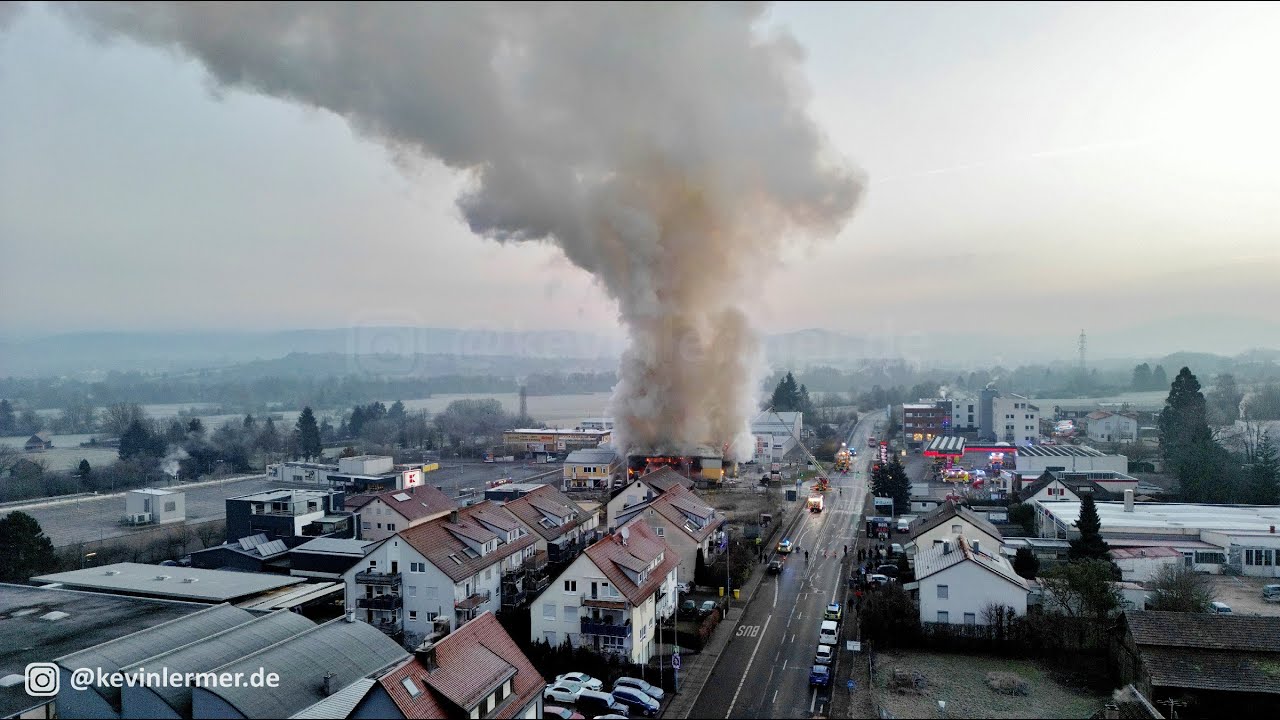 Massive Explosion – Gebäude brennt vollständig aus – Feuerwehr im Großeinsatz | Sony PXW Z90